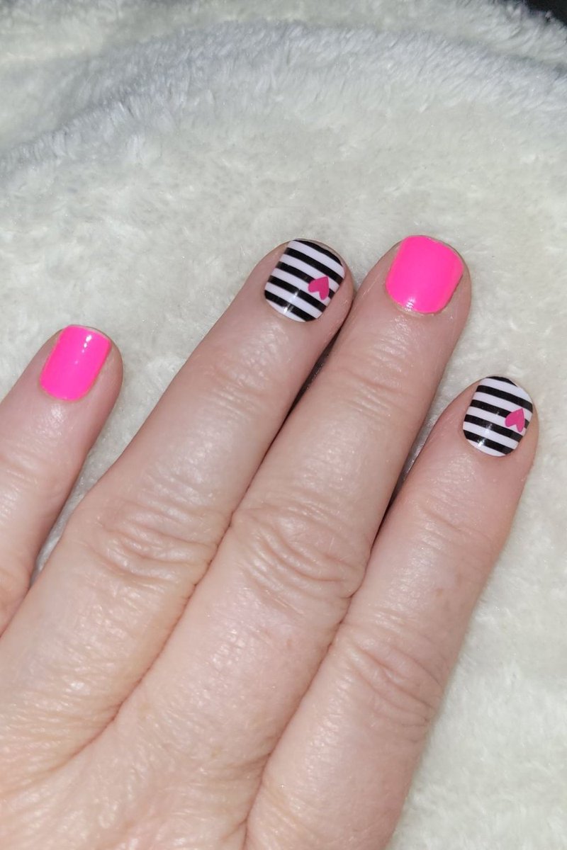 lilyfoxbeauty's tweet photo. So pretty 🥰
“It pairs with the pink so good.” - Tammy

Wraps = Love Lines

#lilyandfoxnails #NailWraps #NailArt #NailWrapsDesigns #NailWrapAddict #NailWrapsOfTheDay #NailWrapGoals #DIYNails #NailWrapLover #nails #nailsofinstagram https://t.co/aQfNA7MZQ1