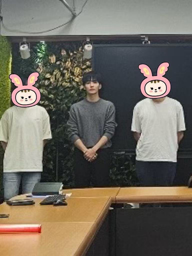 4sum1re's tweet photo. 당장 3주 전까지 선생님이었다는게 믿기지않는 날티 https://t.co/UFu6HUrSKc