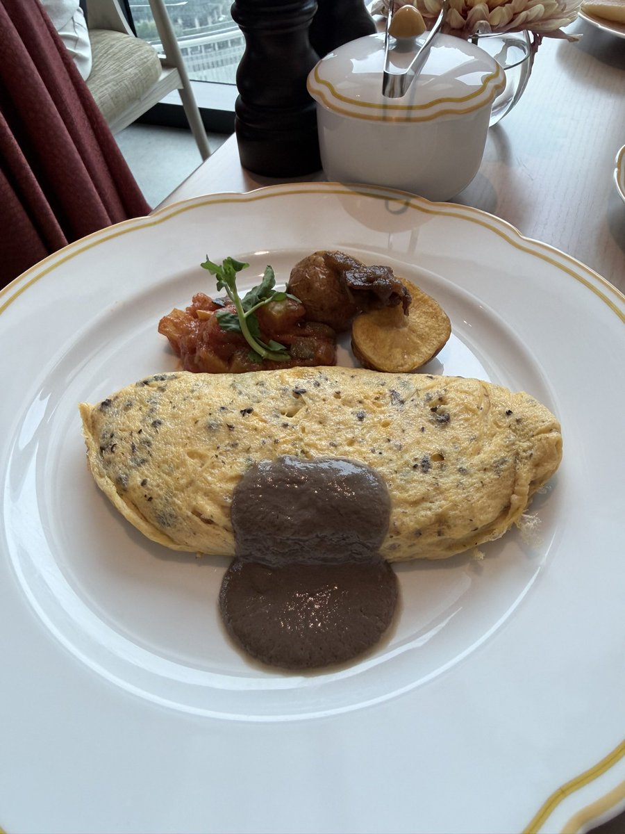 kanedukaiarami's tweet photo. 朝ごはんのトリュフオムレツ、隠れ扉から入るバーが素敵な空間だった！レイトチェックアウト14時にしてくれたからプールもジャグジーもサウナも入ってゆっくりできたよ✨ https://t.co/yVxAKxgo5v