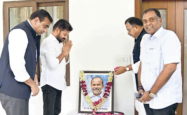 TGGovtUpdates's tweet photo. మాజీ ముఖ్యమంత్రి డాక్టర్ వైఎస్ రాజశేఖర రెడ్డి జయంతి సందర్భంగా ముఖ్యమంత్రి రేవంత్ రెడ్డి గారు ఆయనకు నివాళులర్పించారు. ప్రజల సంక్షేమమే పరమావధిగా నిరుపేదలు, రైతులు, మహిళలు, విద్యార్థులు, బలహీన వర్గాల అభ్యున్నతికి వైఎస్ అమలు చేసిన సంక్షేమ కార్యక్రమాలు దేశానికి ఆదర్శంగా నిలిచాయని పేర్కొన్నారు. రైతు సంక్షేమం, ఉచిత విద్యుత్, ఆరోగ్య సేవలు, విద్యా ప్రోత్సాహం, సామాజిక న్యాయం, అలాగే హైదరాబాద్ మెట్రో రైలు, అంతర్జాతీయ విమానాశ్రయం, పీవీఎన్ఆర్ ఫ్లైఓవర్ వంటి మౌలిక వసతుల అభివృద్ధిలో ఆయన దూరదృష్టి చిరస్మరణీయమని సీఎం గారు కొనియాడారు.

*file photo