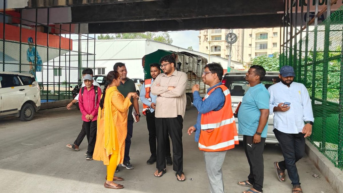 ZC_SLP's tweet photo. Visited Miyapur Circle and inspected various ongoing engineering works, including sports infrastructure development, park improvement projects, and other civic amenities. Reviewed the progress on site and directed the concerned officials to ensure timely completion with high standards of quality for the benefit of the public.

Building better public spaces, promoting active lifestyles, and creating a greener Miyapur. 🌳
@jayesh_ranjan @MC_Cyberabad @CMC_Offcl @GummallaSrijana
