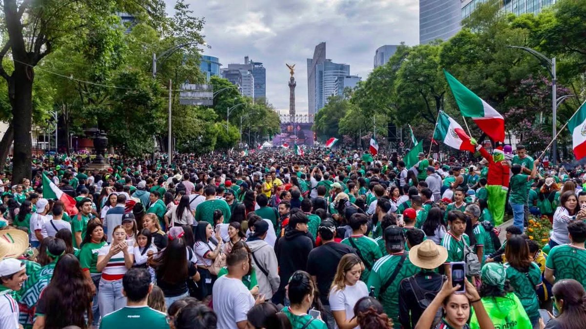 informamx_'s tweet photo. 🇲🇽Este #Mundial nos dejó algo mucho más allá del resultado deportivo: una verdadera lección de unión pese a las diferencias.😉 
Lo que vivimos estos días en las calles, oficinas y en las redes sociales fue, tal cual, magia colectiva.
🧵 https://t.co/AMYYgziDWJ