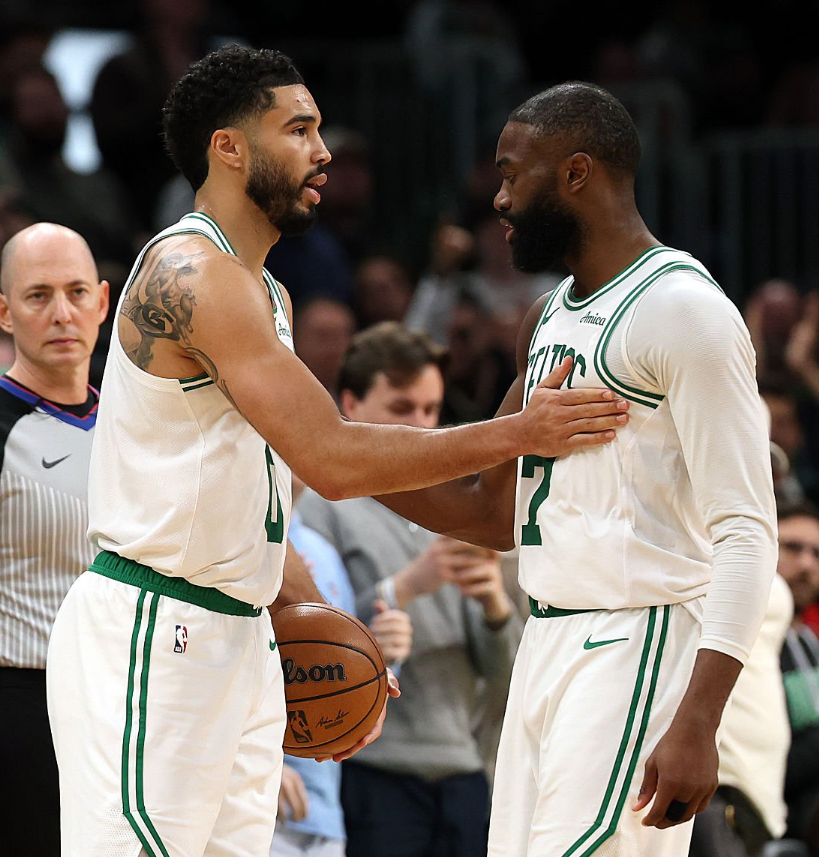 50NuancesDeNBA's tweet photo. TATUM / BROWN : LEUR RELATION HORS-TERRAIN SE SERAIT DEGRADÉE LA SAISON DERNIÈRE 🥶

« Jayson Tatum et Jaylen Brown : c'est l'histoire de deux personnes complètement différentes. Pendant près de 10 ans, ils ont formé un duo exceptionnel sur le terrain. Et même s'ils sont restés professionnels la saison dernière, notamment lorsque Tatum est revenu, leur relation personnelle est devenue pratiquement inexistante » @ShamsCharania 🗣️