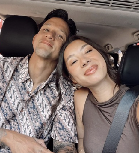 insidefolkative's tweet photo. Irfan Bachdim membagikan ucapan manis untuk merayakan hari jadi pernikahannya yang ke-15 bersama sang istri melalui unggahan di media sosial.

Dalam unggahannya, Irfan mengungkapkan bahwa 15 tahun pernikahan mereka terasa seperti awal dari perjalanan panjang yang masih akan terus dijalani bersama. Ia juga menyampaikan rasa cintanya kepada sang istri dan berharap dapat menghabiskan sisa hidup bersama selamanya.

Di captionnya tertulis, 

"HAPPY ANNIVERSARY TO US MY LOVE ❤️

15 years and it’s only the beginning. I can’t wait to spend the rest of our lives together. ♾️

ICH LIEBE DICH FÜR IMMER UND EWIG ❤️"