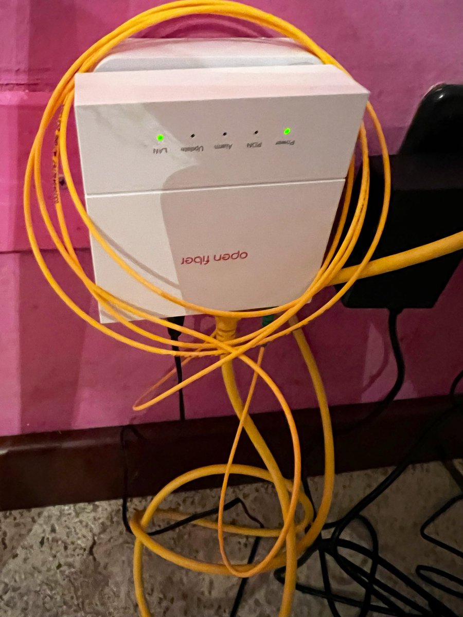PoldoIlCane's tweet photo. #Fastweb come si dice oltre il danno la beffa 🥳
per far passare più agevolmente la fibra nella canalina mi hanno rancato i cavi del telefono con i quali contavo appunto in un backup per eventuale disservizio utilizzando abbonamento ADSL ancora in corso (che pago) a Tim ⬇️ https://t.co/OPWgteV20m