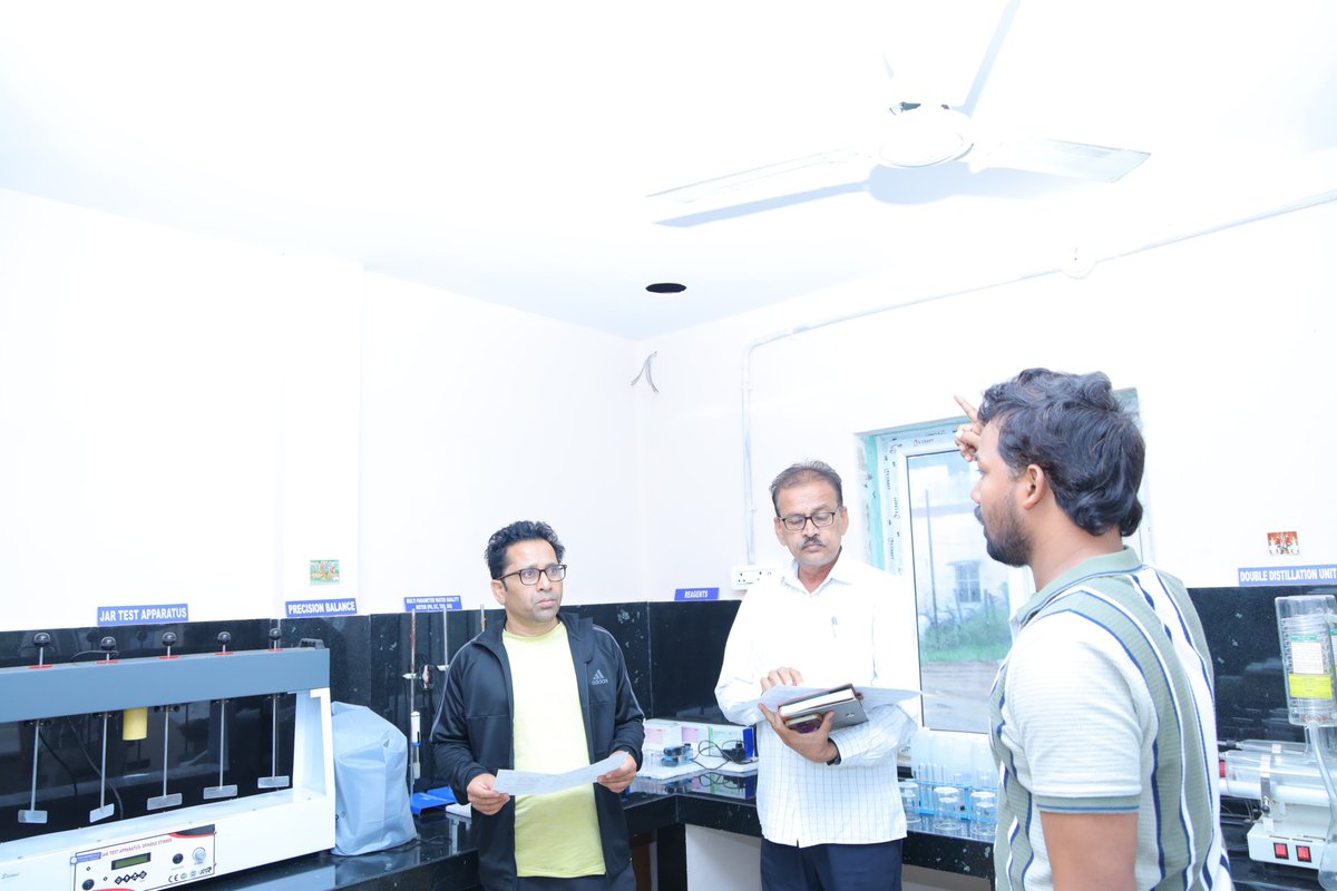TGGovtUpdates's tweet photo. గ్రేటర్ వరంగల్ మున్సిపల్ కార్పొరేషన్ కమిషనర్ వెంకన్న నగరంలోని పలు ప్రాంతాల్లో జరుగుతున్న అభివృద్ధి పనులను క్షేత్రస్థాయిలో పరిశీలించారు. పనుల నాణ్యత, పురోగతి, బిల్లుల చెల్లింపు ప్రక్రియను సమీక్షించి, నిర్దేశిత గడువులోగా నాణ్యతతో పనులు పూర్తి చేయాలని అధికారులను ఆదేశించారు. రాంపూర్ యూపీహెచ్‌సీ, రామన్నపేట డ్రైనేజీ, దేశాయిపేట ఫిల్టర్ బెడ్, సీసీ రోడ్లు, హెచ్‌డీపీఈ పైప్‌లైన్, ఈఎల్‌ఎస్‌ఆర్ వాటర్ ట్యాంక్, రోడ్లు, డ్రైనేజీ తదితర అభివృద్ధి పనులను పరిశీలించి అవసరమైన సూచనలు చేశారు.