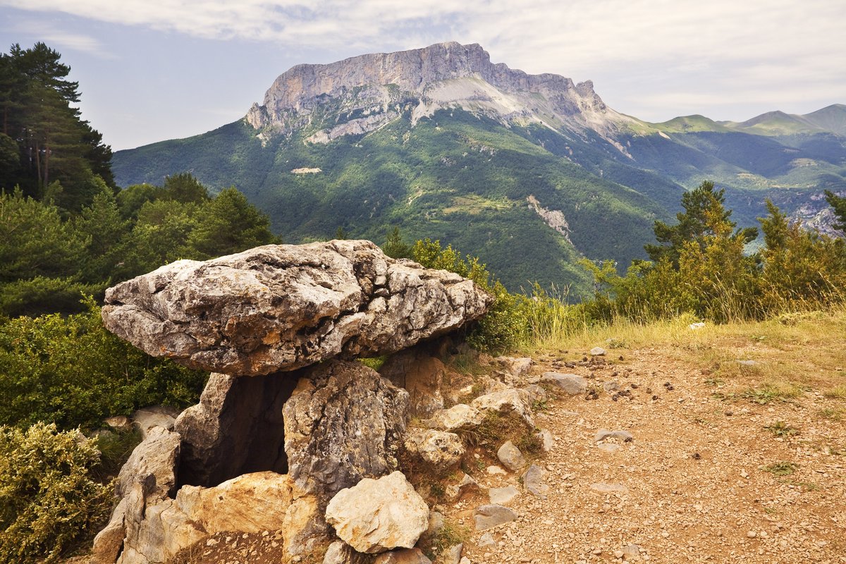 Huesca_LaMagia's tweet photo. 👹✨ Tella, a las puertas del Parque Nacional de Ordesa 💚

Hay pueblos con historia. Y pueblos con leyenda. Tella tiene las dos. 🌑

Entre ermitas medievales y peñas verticales, las brujas elegían este rincón del Pirineo para celebrar sus aquelarres. 🧙‍♀️🔥 https://t.co/RsnOJvmdOv