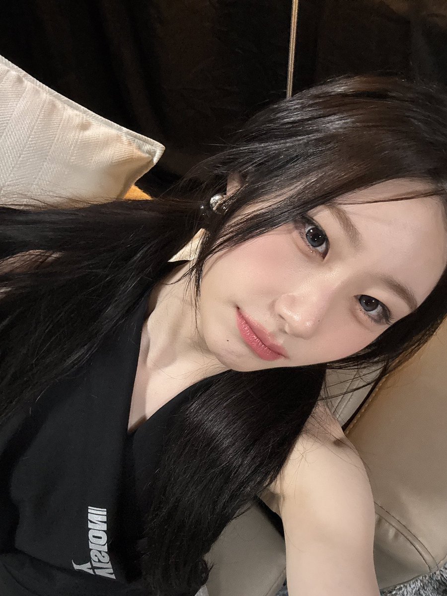 Chaeryeomng's tweet photo. A little mysterious, wrapped in all black like my favorite hidden track that hits deeper every time.

Eyes soft but sharp, catching secrets in the lens, that barely there smirk playing on my lips like I know something the world hasn’t caught yet. https://t.co/IxFN1BIsgP