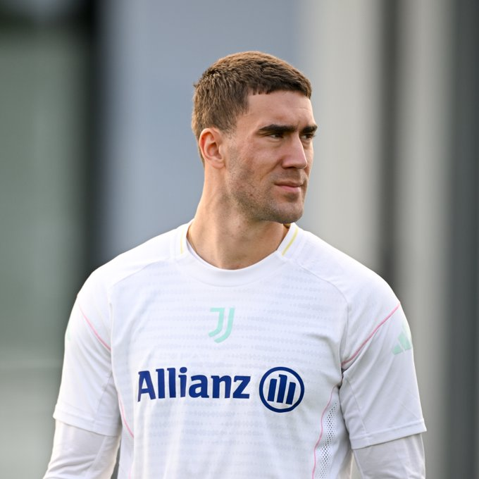 DeportesReports's tweet photo. Sözleşmesi sona eren Dusan Vlahovic, Juventus'la yeniden anlaşmak için maaş beklentisini düşürmeye hazır.

Sırp golcü, son günlerde Luciano Spalletti ile de doğrudan bir görüşme gerçekleştirdi. (La Stampa) https://t.co/u8nYnbCOrz