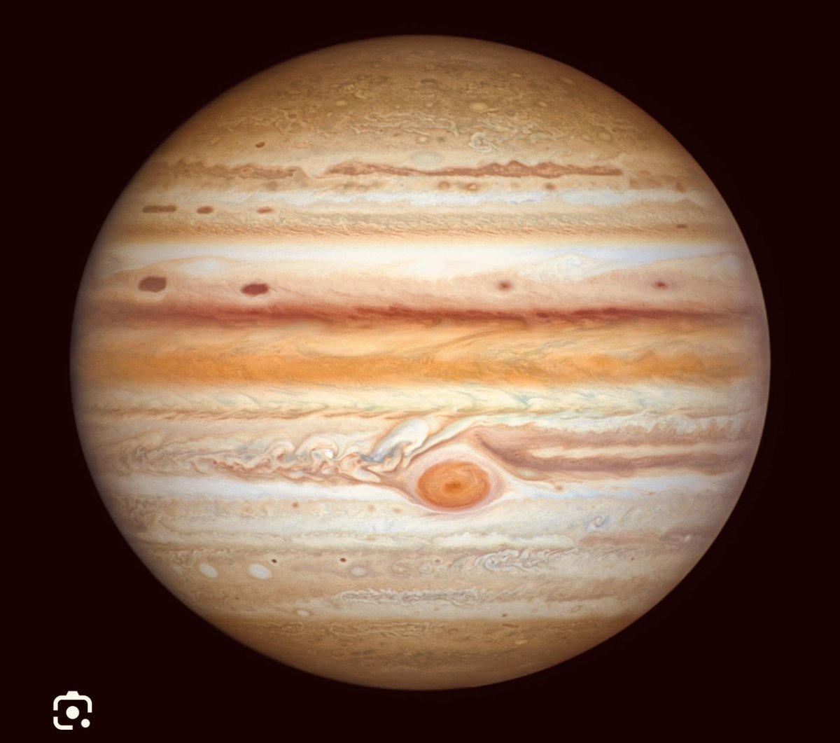 EtienneKlein's tweet photo. Dans cinq millards d’années, le Soleil aura épuisé tout son hydrogène.
Il explosera en géante rouge, puis deviendra une naine blanche. Mercure, Vénus, la Terre et Mars, qui sont des planètes rocheuses, passeront alors un très sale quart d’heure.
Mais pour Jupiter et Saturne, qui sont des planètes gazeuses, un petit espoir de survie est désormais permis. Le @NASAWebb vient en effet de détecter une exoplanète gazeuse qui orbite autour d’une naine blanche…
La question est : cette exoplanète a-t-elle survécu à la mort de son étoile, ou est-elle venue se positionner là où elle se trouve après que cette mort a eu lieu ?
Les paris sont ouverts.