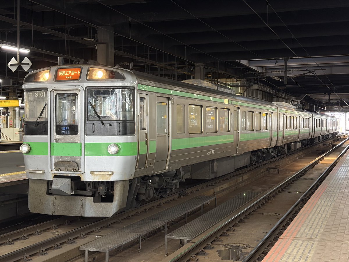 Frenare33's tweet photo. 残りわずかとなったuシート付きの721系。
最近主流の733系の方は混雑対策か、デッキも転クロもありません https://t.co/PGKCFhRPEB