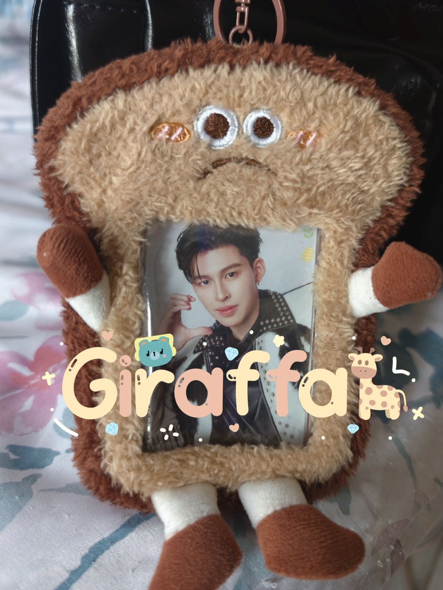 ayalnuk1's tweet photo. ขอโทษค่ะ 🙏🏻
วันงานไก่เราเดินแจก การ์ดวันเกิด (รูป1) เราเจอน้องครั้งแรกไม่ได้รู้จักหรือสนิทด้วยนะคะ น้องมาขออยู่ด้วย  ช่วยแจกด้วยเฉยๆ 

ไม่รู้ว่าน้องจะโพสต์ขายไหม  แต่ถ้ามีการ์ดลักษณะนี้ ไม่ได้ขายนะคะ  เพราะน้องขอถ่ายรูปไป การ์ดนี้เฟรมนี้  
ระวังกันด้วยนะคะ ‼️ https://t.co/2vaGTSZE4F