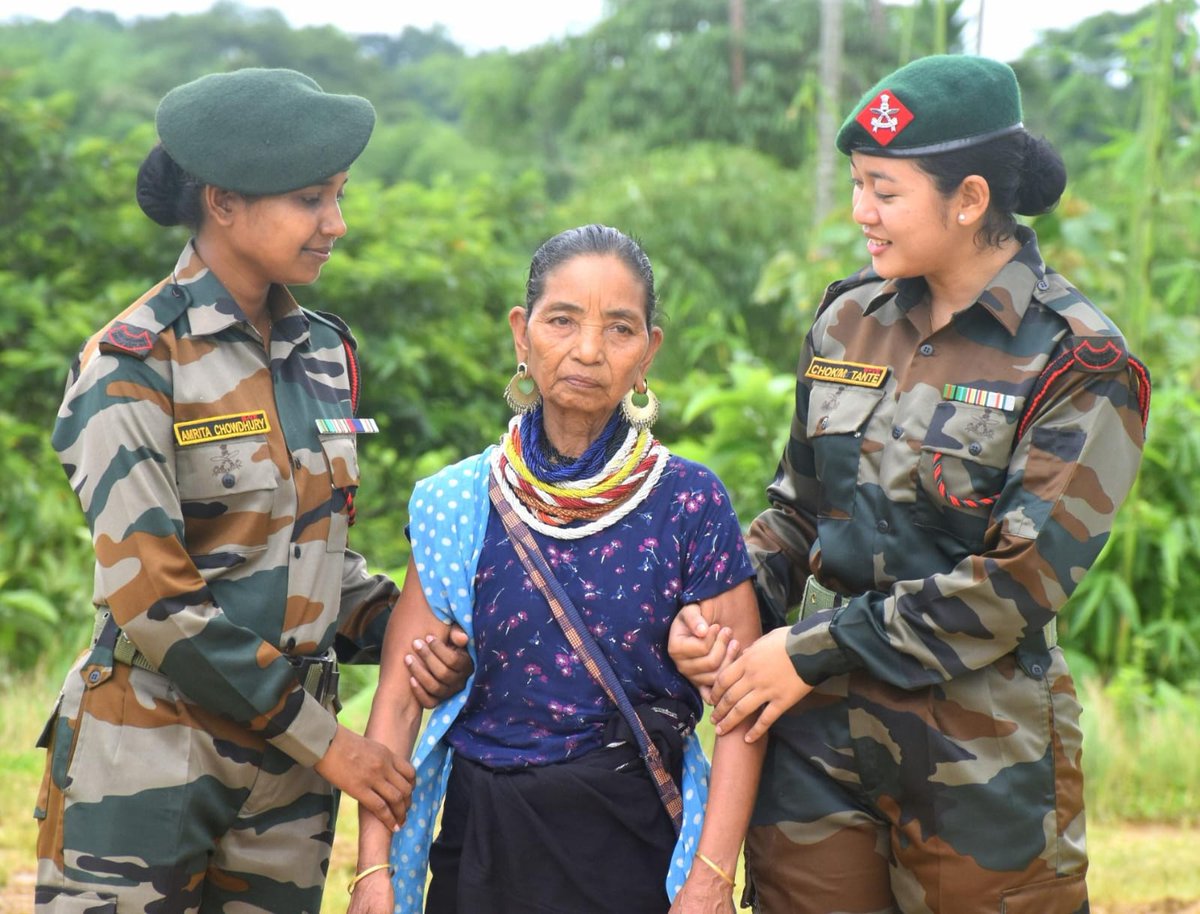 Spearcorps's tweet photo. 𝗘𝘅𝘁𝗲𝗻𝗱𝗶𝗻𝗴 𝗛𝗲𝗮𝗹𝘁𝗵𝗰𝗮𝗿𝗲, 𝗘𝗺𝗽𝗼𝘄𝗲𝗿𝗶𝗻𝗴 𝗖𝗼𝗺𝗺𝘂𝗻𝗶𝘁𝗶𝗲𝘀

#AssamRifles under #SpearCorps organised medical outreach initiatives in #Tripura and #Assam, bringing quality healthcare closer to remote communities. A free medical camp at Fatikcherra Village, #Tripura benefited more than 450 villagers through medical and eye check-ups, consultations, essential medicines and preventive healthcare support. Simultaneously, NCC cadets attending CATC-38 at Maibang, #Assam received medical care and participated in an interactive health awareness session on hygiene, nutrition, first aid and prevention of seasonal illnesses, reinforcing healthy living and preparedness among the youth.

#SpearCorps के अंतर्गत #AssamRifles ने #Tripura एवं #Assam में स्वास्थ्य सेवा अभियान आयोजित कर दूरस्थ क्षेत्रों तक गुणवत्तापूर्ण स्वास्थ्य सेवाएँ पहुँचाईं। Tripura के Fatikcherra गाँव में आयोजित निःशुल्क चिकित्सा शिविर के माध्यम से 450 से अधिक ग्रामीणों को स्वास्थ्य एवं नेत्र परीक्षण, चिकित्सकीय परामर्श, आवश्यक दवाइयाँ तथा निवारक स्वास्थ्य सेवाओं का लाभ मिला। वहीं, माइबांग, #Assam में CATC-38 में भाग ले रहे एनसीसी कैडेटों को चिकित्सा सुविधाएँ प्रदान की गईं तथा स्वच्छता, पोषण, प्राथमिक उपचार एवं मौसमी बीमारियों की रोकथाम पर जागरूकता सत्र आयोजित किया गया, जिससे युवाओं में स्वस्थ जीवनशैली और आपदा से निपटने की तैयारी के प्रति जागरूकता बढ़ी।

#IndianArmy #AssamRifles #SpearCorps #MedicalOutreach #CommunityWelfare #NCC #Healthcare #NorthEast #NationFirst

@adgpi
@easterncomd
@official_dgar
@prodefgau
@prodefkohima
@HQ_IDS_India
@ProDefKolkata
@PIB_India