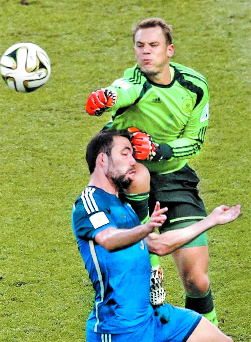 LuchiAngueira's tweet photo. @Gazpachen La lógica alemana 
Rodillazo a la mandíbula y plancha arriba de la rodilla: siga siga.

Tirón imperceptible e inexistente: penalazo, robo... 

Chupame la pija https://t.co/NSIbO0n7UW