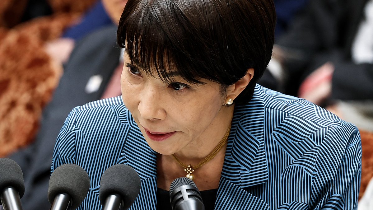 KAZfazeone's tweet photo. マジか……

皇室典範改正の国会審議は中継なし。

自民党は
「中継があると議員が視聴者を意識して発言し、パフォーマンスや対決姿勢が強くなる」
って理由で中継なしを求めてるらしい。

いやいや、
ちょちょっ待って✋

有権者を意識して発言することも
民主主義の一部だろ。

国民に見られながら議論して
その発言を国民が評価する。

それが国会議員の仕事じゃないのか！？

てか
「静謐な議論」って何なん？

国民に見られたら困るんか？？

不都合なことを
隠すためだろ。

国民の代表が国民に見られながら議論する。

当たり前のことだろ。