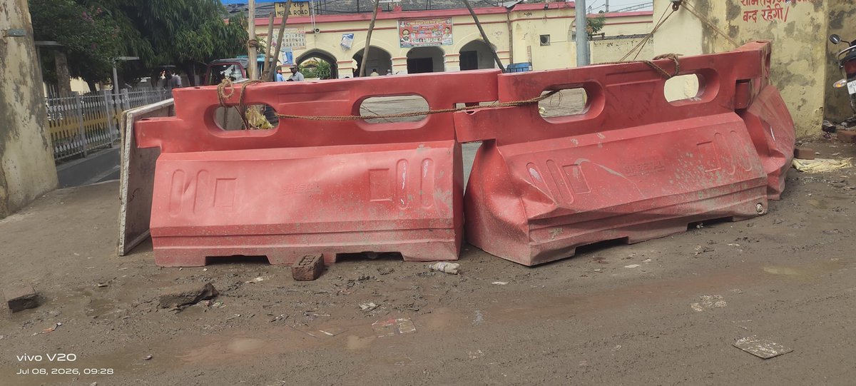 ReporterrajeshG's tweet photo. 🙏 रेलवे विभाग का आभार 🙏
मेजारोड रेलवे स्टेशन के मुख्य गेट पर जल जमाव की गंभीर समस्या को अवगत कराने के बाद रेलवे विभाग द्वारा त्वरित संज्ञान लिया गया।जन समस्याओं के निस्तारण के लिए उठाए गए इस सराहनीय कदम हेतु धन्यवाद 
@drmprayagrajnc
@RailMinIndia
@RailwaySeva https://t.co/2lJWWjYjtd