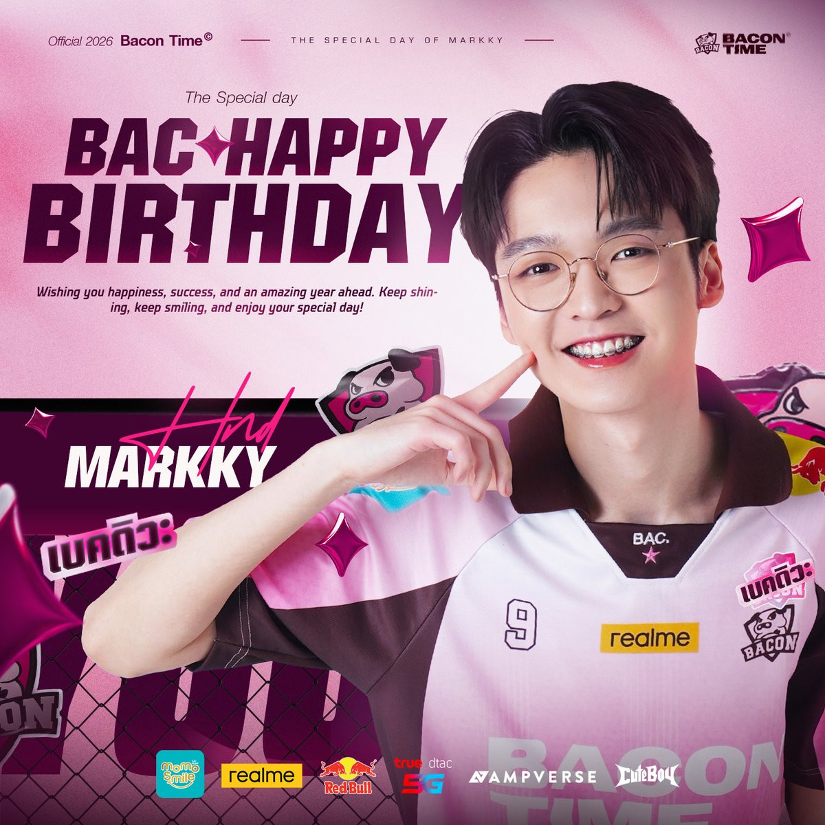 bacontimes's tweet photo. วันนี้ วันดี คือวันเกิด MarkKy ราชาออฟเลนแห่ง Bacon Time 🐷 แฮปปี้เบิร์ดเดย์ ทูว ยูวววววว 🎂
.
ปีนี้เจ้าหนุ่ม มก ฉลองวันเกิดอยู่ที่ประเทศเวียดนาม 🇻🇳 เพราะกำลังสู้ศึก APL 2026 อยู่นั่นเองฮับผม 🥓 เบคขออวยพรให้น้องมาร์ค ประสบความสำเร็จตามที่หวังไว้เลยน๊าาา
.
มาอวยพรวันเกิดให้ต้าวแสบกันฮับ แล้วมาฉลองพร้อมกับมาร์คกี้ 👦🏻 ที่งานแฟนมีตน๊าา
.
#ทีมBaconTime #Ampverse
#MarkKyไม่ง่วงเลย #BACdiwa