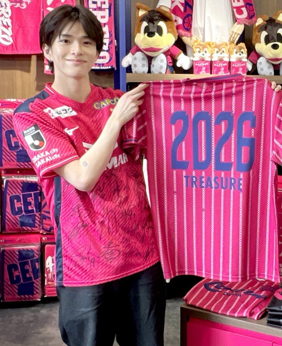 asahiprints's tweet photo. look at how many signatures he got on his jersey 🥹 fanboy asahi is living the dream #아사히 https://t.co/kuV4d7HPo5