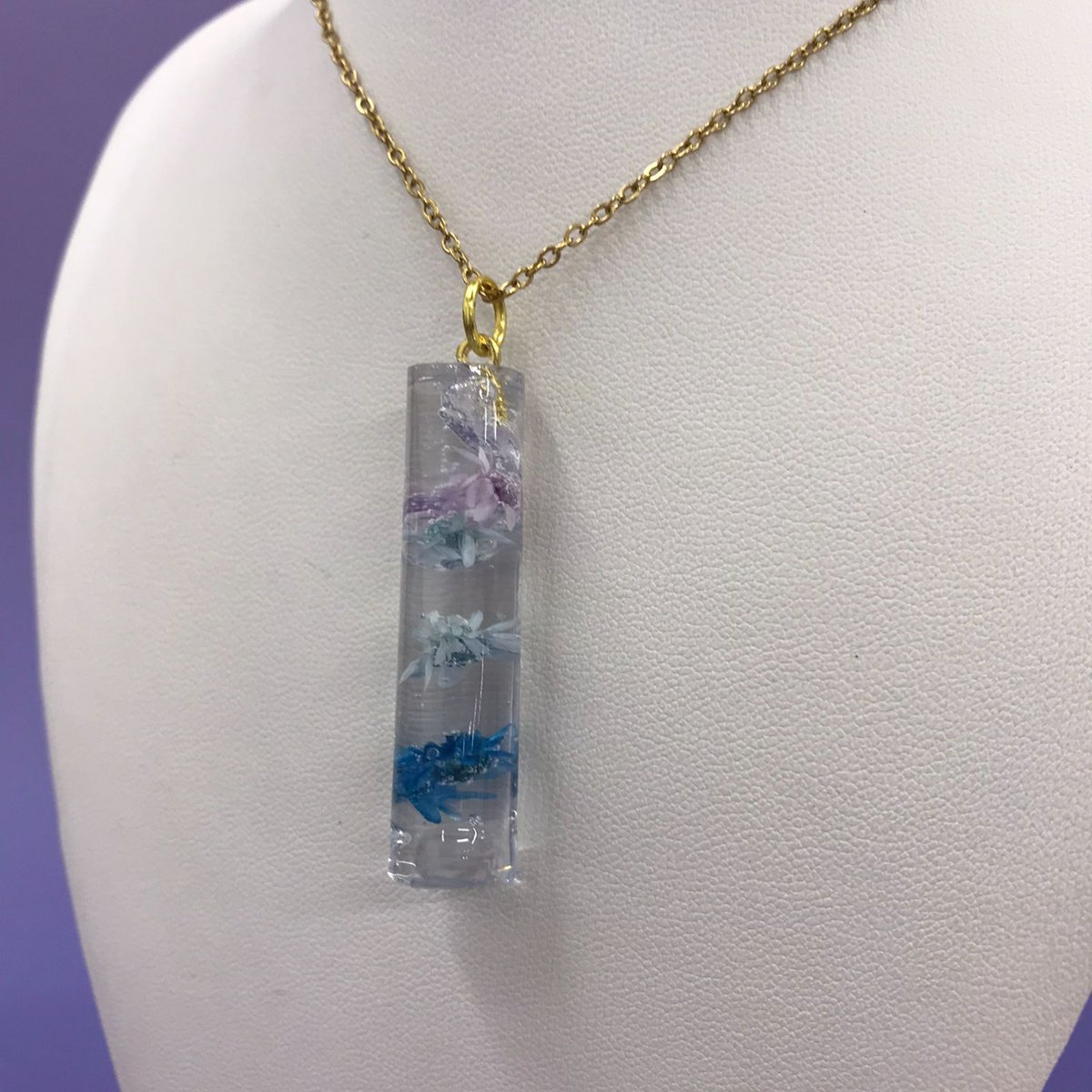 cocorety40's tweet photo. 【障害者ブランド・ココリティ】杏樹作　ネックレス　「水中花のネックレス」NO.5392　H

透明な樹脂に紫、青のドライフラワーを閉じ込めた幻想的なペンダント。まるで小さな海や空を首元に宿すような繊細で涼やかな一点物のアクセサリーデです。
￥1,000 https://t.co/v4Ds3ukkis