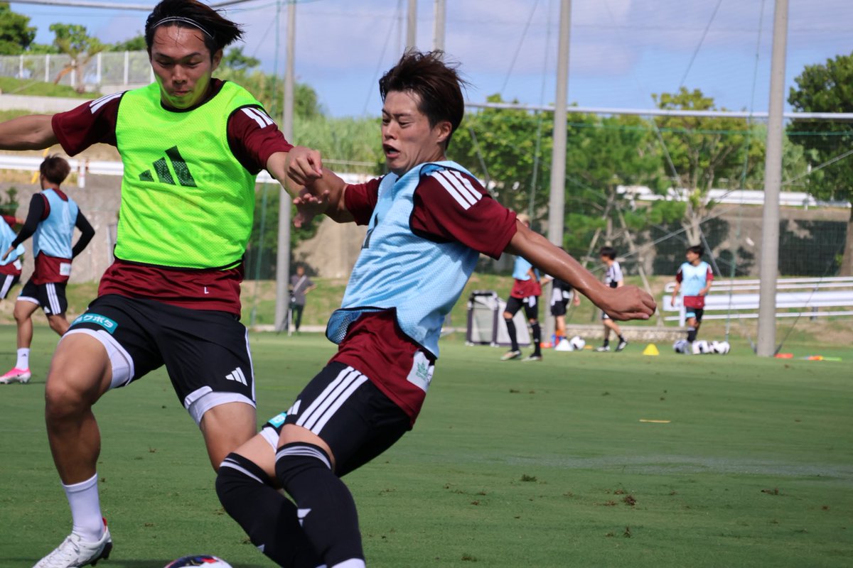 niigatafootball's tweet photo. 今日の午前練習より。森璃太選手と佐藤海宏選手の迫力のマッチアップ。キャンプ初日から対人、連係プレーがどんどん入るメニューとなりました。台風の影響が気になるところですが、今朝は快晴。この日差し、湿度が、真夏の開幕への助走となります。　 #albirex #NFP https://t.co/R5rIzc9mME
