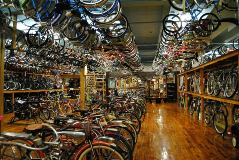 TradicionR's tweet photo. Las tiendas de bicicletas son como las confiterias. https://t.co/WMWLnh7yAi