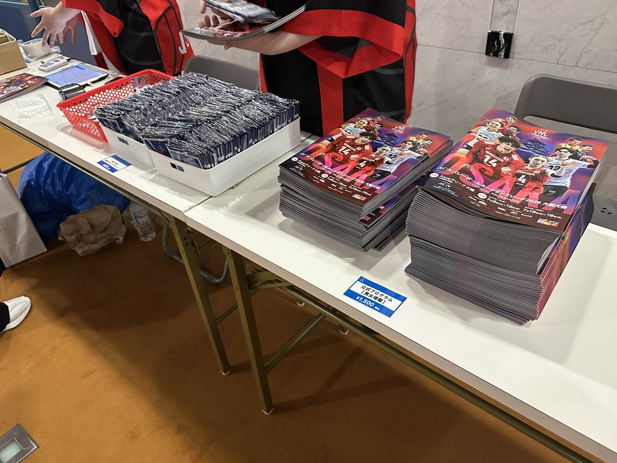 vb_tawagoto's tweet photo. 場内でもプログラム(1,500円)やスティックバルーン(2本400円)は買えますし、スタンド階、アリーナ階にも複数箇所で購入可能

今年のスティックバルーンは🟦青色

各種決済使えるけど機器エラーで使えない可能性もあるので、必ず現金を用意しておきましょう https://t.co/xPLfXhy6Yr