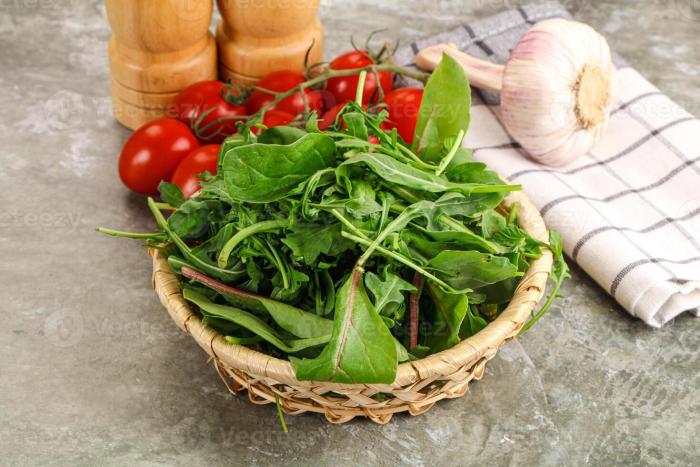 StolzeMama's tweet photo. Fresh seasonal spinach and cherry tomatoes restocked at the neighborhood market—perfect for a quick weekday salad https://t.co/v1WyDjWCJ5