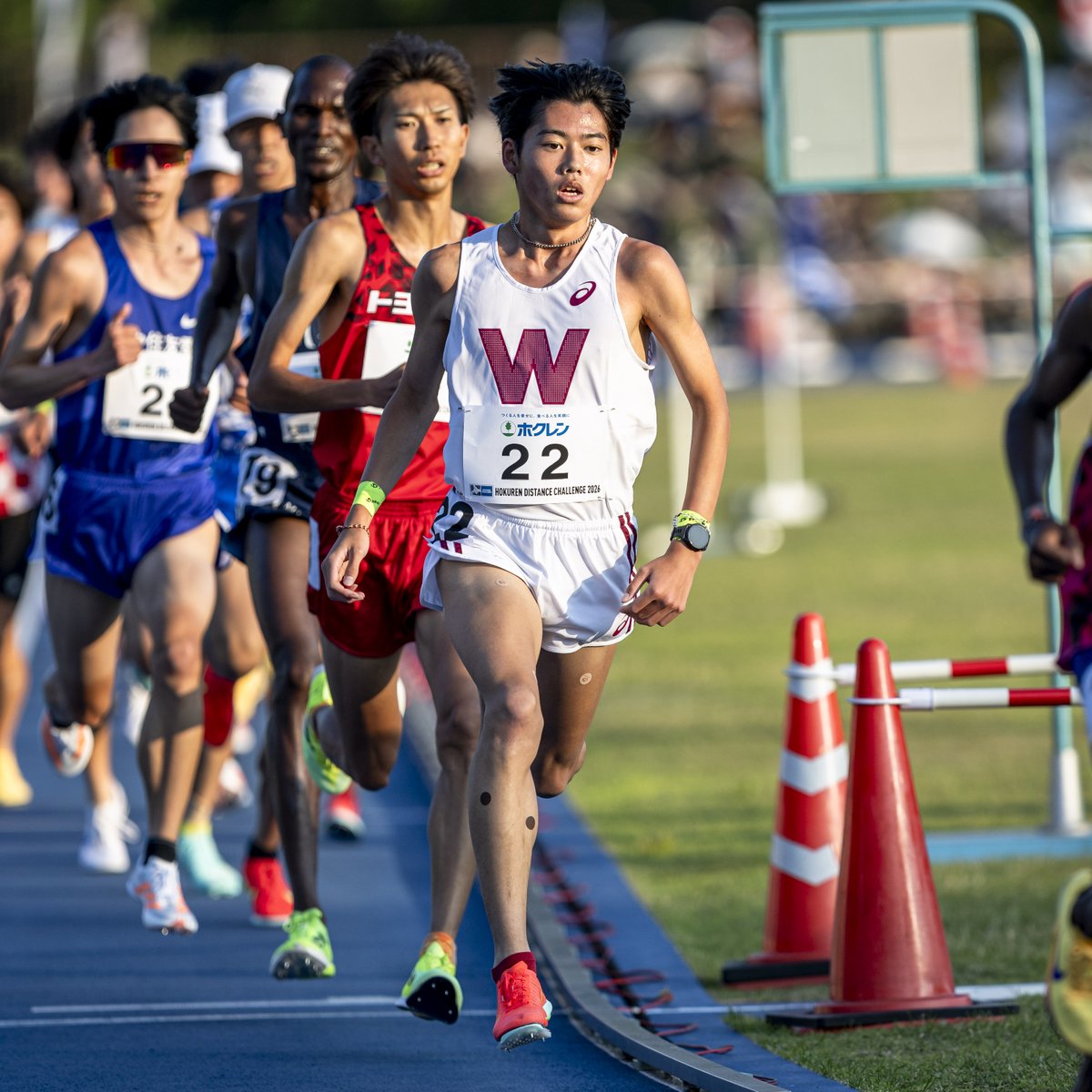 EKIDEN_News's tweet photo. 「来年は桜二郎の年かもしれませんね。」

ホクレン千歳が終わり、会場を出ようとしたとき、
ばったり会った早稲田大・花田監督が、別れ際にそう言った。
この日、早稲田大ルーキーの本田桜二郎は、
5000m最終組ではなく、ひとつ前のB組に出場。
13分32秒61の自己ベストで6着に入った。

日本選手権までは1500m路線でやってきたこともあり、
レースでは積極的に前で進めた。
ただ終盤は、少し打ち上がった感もあった。

テーマは「センゴの動きのままゴセンを走る」こと。
今の力なら、ここまでいける。
そして、ここから何が必要なのか。
その確認ができたレースでもあった。
タイム以上に、手応えのある5000m。
そんな印象を受けた。

昨年のホクレン千歳では、山口智規が13分16秒56。
そして今年は、山口竣平が13分17秒19で
千歳の日本人最速となった。

2年続けて、早稲田の選手が
ホクレン千歳の5000mで13分20秒を切ったことになる。

花田監督の中には、選手個人の力を把握したうえでの、
絶妙なピーキングのバランスがあるように見える。
つまり、昨年、今年の「二人の山口」のように、
千歳の5000mでタイムを出すことを念頭にピーキングを合わせれば、同じように狙える。
そういうことでもある。

「竣平はこれくらいのタイムを想定して仕上げてきました。
　結果が出てうれしいですけど、想定どおり。
　しかし、桜二郎はここに合わせていないんですよ」

つづきは。

【ホクレンDC 千歳大会】男子B 5000m  
 6 本田 桜二郎（早稲田大）13:32.61
｜EKIDEN NEWS @EKIDEN_News #ホクレンDC
https://t.co/DIBP706CKe