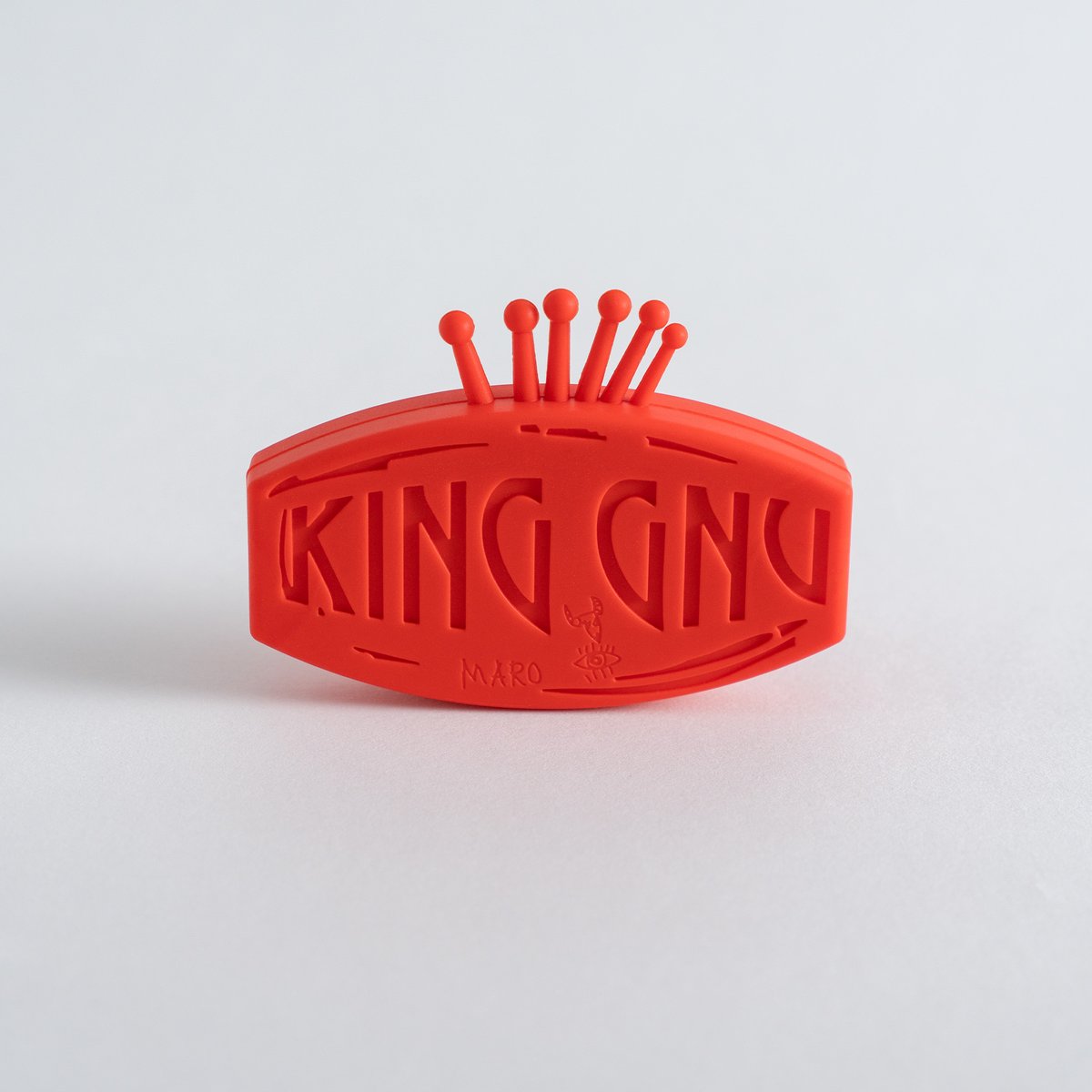MAROCOLLABO2026's tweet photo. 📢商品アイテム紹介：スカルプブラシ・BOX編📢

「MARO x King Gnu Collaboration BOX」の中からアイテムをご紹介！

＜MARO x King Gnu スカルプブラシ＞
・スカルプブラシはKing Gnuのロゴを模したデザインとなっておりロゴの「JAPAN MADE」の部分が「 MARO」となった特別仕様。
・幅が約90mm、高さが約50mm（王冠部分を除く）で握りやすく手に馴染みの良いサイズとなっております。

＜MARO x King Gnu コラボBOX＞
・コラボレーションキービジュアルをデザインにあしらったBOXで、こちらの中に各アイテムを封入してお届けいたします。

今回のコラボBOXだけのスペシャルなアイテムとして
MARO×King Gnuコラボ限定のこだわりが詰まったアイテムをぜひお楽しみください！

#MARO #KingGnu