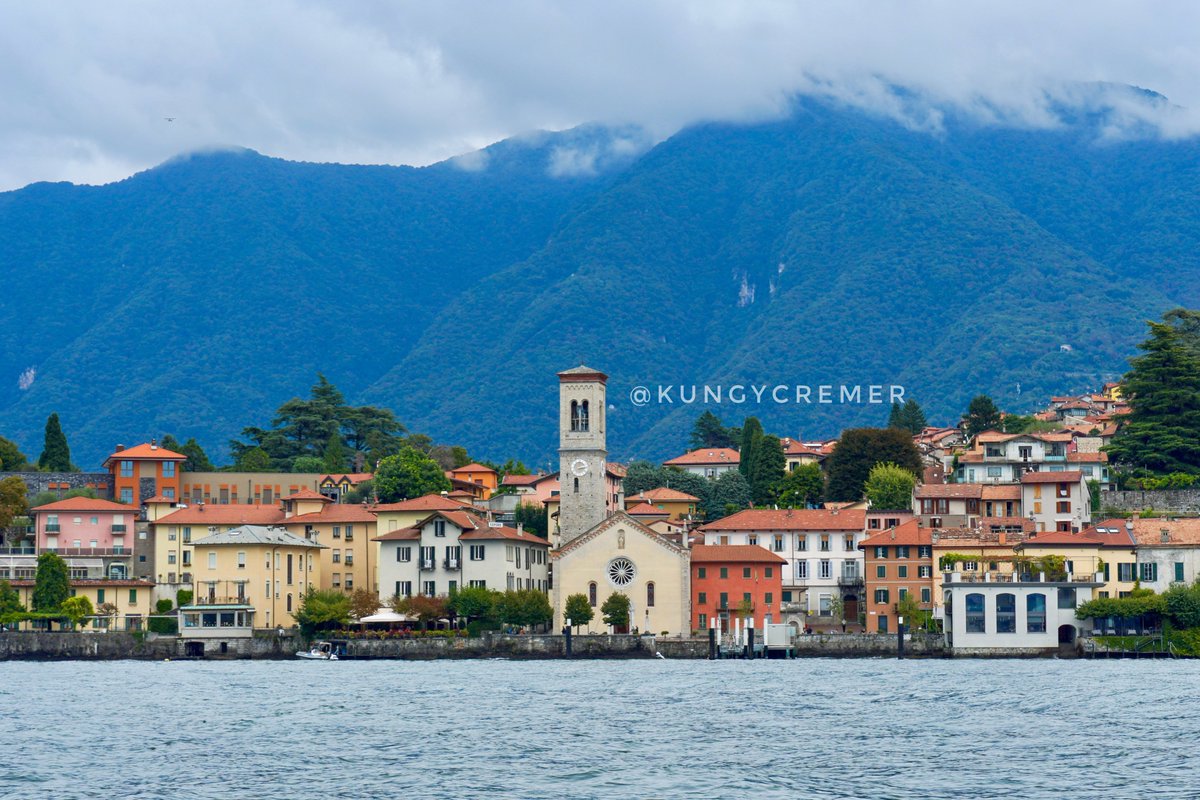 KungyCremer's tweet photo. ทะเลสาบโคโม่ (Como Lake) 🇮🇹
ทะเลสาบชื่อดังของอิตาลี โอบล้อมด้วยภูเขา วิลล่าเก่าแก่ และหมู่บ้านเล็กๆ ที่มีเสน่ห์

การเดินทางจาก Milan ก็ง่าย นั่งรถไฟประมาณ 1 ชม. ไปยัง Como หากต้องการไปแค่ Bellagio Menaggio หรือ Varenna สามารถนั่งเรือเฟอร์รี่เชื่อมระหว่างเมืองได้ แต่ถ้ามีเวลาจำกัด แนะนำให้นั่งรถไฟจาก Milan ตรงไป Varenna ได้เลย แล้วค่อยล่องกลับมาเมือง Como

ส่วนตัวไปมาแล้ว 2 รอบ ไม่ได้รู้สึกว่าสวยเป็นพิเศษเมื่อเทียบกับทะเลสาปหลายแห่งที่เคยไปมา แต่มุมมองความสวยของแต่ละคนย่อมแตกต่างกัน อย่างน้อยก็ต้องไปเห็นด้วยตาตัวเองสักครั้ง เพื่อพิสูจน์ว่าที่นี่สวยสำหรับเราหรือเปล่า ⛰️