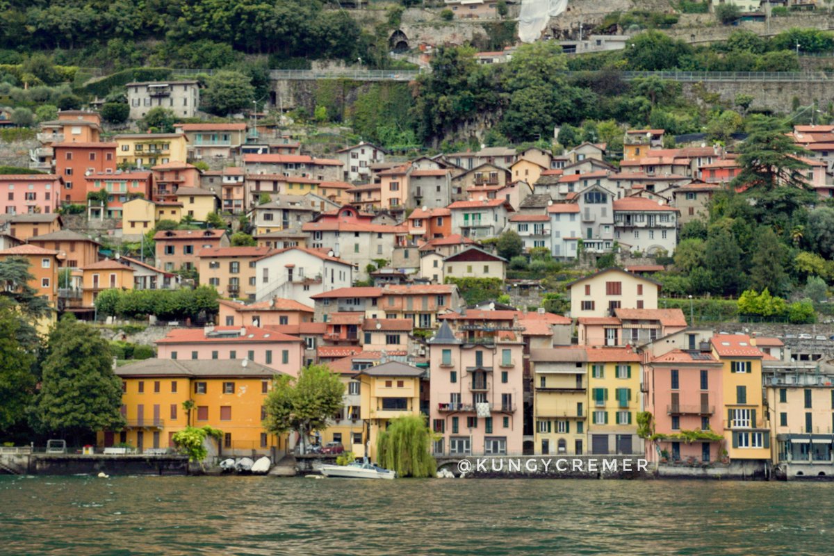 KungyCremer's tweet photo. ทะเลสาบโคโม่ (Como Lake) 🇮🇹
ทะเลสาบชื่อดังของอิตาลี โอบล้อมด้วยภูเขา วิลล่าเก่าแก่ และหมู่บ้านเล็กๆ ที่มีเสน่ห์

การเดินทางจาก Milan ก็ง่าย นั่งรถไฟประมาณ 1 ชม. ไปยัง Como หากต้องการไปแค่ Bellagio Menaggio หรือ Varenna สามารถนั่งเรือเฟอร์รี่เชื่อมระหว่างเมืองได้ แต่ถ้ามีเวลาจำกัด แนะนำให้นั่งรถไฟจาก Milan ตรงไป Varenna ได้เลย แล้วค่อยล่องกลับมาเมือง Como

ส่วนตัวไปมาแล้ว 2 รอบ ไม่ได้รู้สึกว่าสวยเป็นพิเศษเมื่อเทียบกับทะเลสาปหลายแห่งที่เคยไปมา แต่มุมมองความสวยของแต่ละคนย่อมแตกต่างกัน อย่างน้อยก็ต้องไปเห็นด้วยตาตัวเองสักครั้ง เพื่อพิสูจน์ว่าที่นี่สวยสำหรับเราหรือเปล่า ⛰️