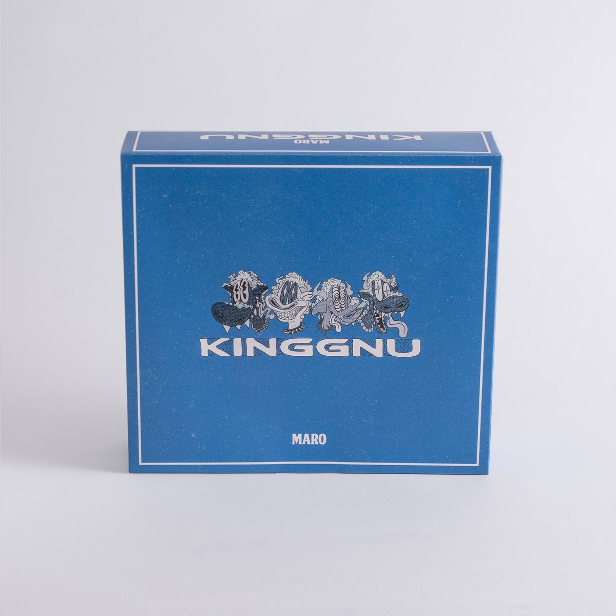 MAROCOLLABO2026's tweet photo. 📢商品アイテム紹介：スカルプブラシ・BOX編📢

「MARO x King Gnu Collaboration BOX」の中からアイテムをご紹介！

＜MARO x King Gnu スカルプブラシ＞
・スカルプブラシはKing Gnuのロゴを模したデザインとなっておりロゴの「JAPAN MADE」の部分が「 MARO」となった特別仕様。
・幅が約90mm、高さが約50mm（王冠部分を除く）で握りやすく手に馴染みの良いサイズとなっております。

＜MARO x King Gnu コラボBOX＞
・コラボレーションキービジュアルをデザインにあしらったBOXで、こちらの中に各アイテムを封入してお届けいたします。

今回のコラボBOXだけのスペシャルなアイテムとして
MARO×King Gnuコラボ限定のこだわりが詰まったアイテムをぜひお楽しみください！

#MARO #KingGnu