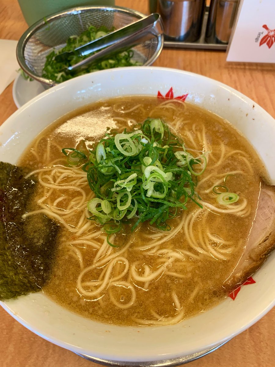 URoom_ao's tweet photo. てんぐラーメン🍜(꜆꜄ ˙꒳˙)꜆꜄꜆ｵﾗｵﾗｵﾗｵﾗ
醤油かと思ったらとんこつだ！！美味しい✨
九条ネギもドーンと置かれて取り放題みたい！
京都のネギ美味しすぎる(꜆꜄ ˙꒳˙)꜆꜄꜆ﾈｷﾞﾈｷﾞ https://t.co/fotNOEK5hR