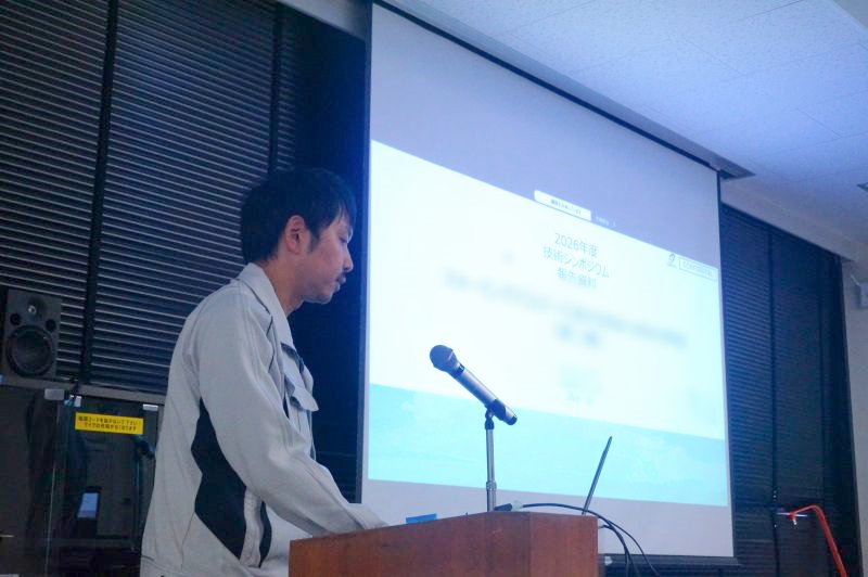 SUNCALL6's tweet photo. 第79回技術シンポジウム を７月３日（金）に開催しました✒️
 
2025年度の技術論文には38件のご応募をいただき、厳正な審査の結果、各賞が決定しました。

表彰式では金賞、銀賞、銅賞、特別賞を合わせて8名の技術者が受賞しました。

また、論文発表では「#バスバー」「#竹」「#異形線」に関する技術テーマについて、4名の技術者が発表を行いました。

当日はオンライン参加を含め、過去最多となる総勢112名の方にご参加いただき、技術部門だけでなく、営業部門や間接部門にとっても、技術や知的財産への理解を深める機会になったと感じております。

知財課では、サンコール独自のアイデアの流出防止や競合他社との競争優位性の確保を目的として技術論文からの特許出願も積極的に推進しております。

今後も、技術力と知的財産の強化に取り組んでまいります。＃サンコール　＃27卒　＃28卒　＃技術シンポジウム　#奈良　#知的財産　#京都企業　#EV製品