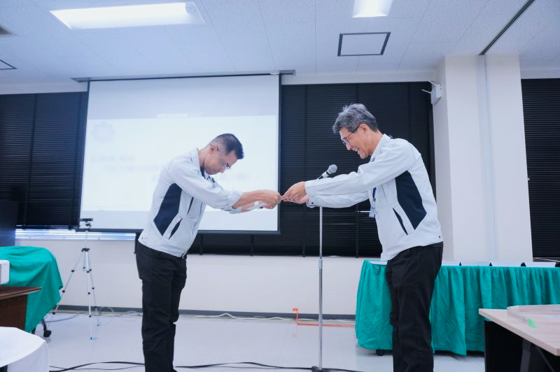 SUNCALL6's tweet photo. 第79回技術シンポジウム を７月３日（金）に開催しました✒️
 
2025年度の技術論文には38件のご応募をいただき、厳正な審査の結果、各賞が決定しました。

表彰式では金賞、銀賞、銅賞、特別賞を合わせて8名の技術者が受賞しました。

また、論文発表では「#バスバー」「#竹」「#異形線」に関する技術テーマについて、4名の技術者が発表を行いました。

当日はオンライン参加を含め、過去最多となる総勢112名の方にご参加いただき、技術部門だけでなく、営業部門や間接部門にとっても、技術や知的財産への理解を深める機会になったと感じております。

知財課では、サンコール独自のアイデアの流出防止や競合他社との競争優位性の確保を目的として技術論文からの特許出願も積極的に推進しております。

今後も、技術力と知的財産の強化に取り組んでまいります。＃サンコール　＃27卒　＃28卒　＃技術シンポジウム　#奈良　#知的財産　#京都企業　#EV製品