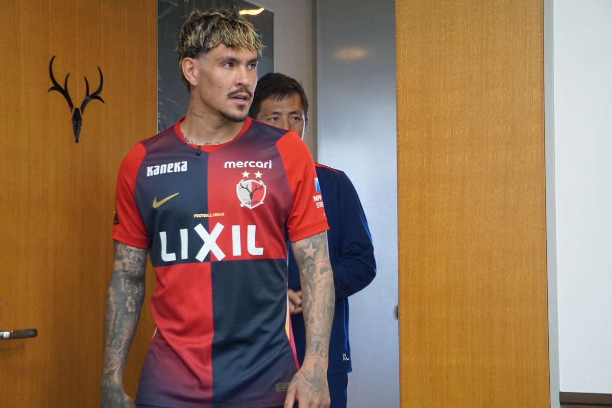 OJ_Hochi's tweet photo. 鹿島MFマテウス・ブエノ
加入記者会見🇧🇷🦌

🗣️「キャリアの中でタイトルを取ったことがない。チャンピオンになりたいという目標があります」

(昨年のアウォーズで鬼木監督、レオセアラと同じ送迎車で会場入りしたことについて)
🗣️「もちろん冗談半分で...いろいろな話はしましたよ(笑)」 https://t.co/oumbZ5rhwk