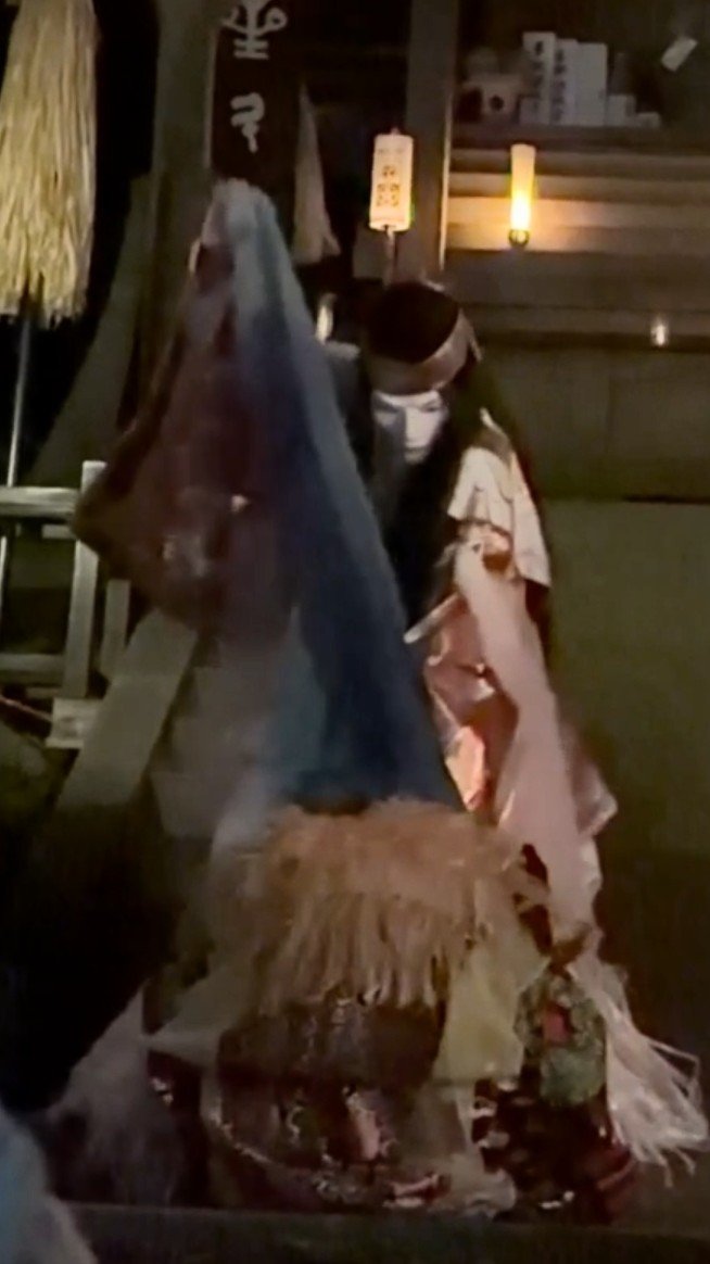 Shishimai445's tweet photo. 昨夜は毎年恒例、甕星祭での神楽「カガセオ」奉納でした！
今年の七夕は涼しく、神楽師にとっても、参拝者様にとってもありがたい気候でしたね🎐

年々注目が集まる甕星祭ですが、今年は宮司様も驚く物凄い熱気。なんと300人を超える方がご来場されたとのことです。
当日限定の授与品やドリンクの屋台なども充実し、お祭りとして年々パワーアップしていくのが嬉しいです✨

最強の軍神さえ退けた、まさに我国最強のまつろわぬ神・甕星香々背男さまは、織物の神・武葉槌命に征伐されます。
神楽カガセオでは、大甕の地への強い想いを汲んだ武葉槌命の力により、鬼のような悪神の姿から、神笹を携えた守護神の姿へと生まれ変わります。

以前は手順を追うだけで精一杯だった舞や立ち回りも、少しずつ落ち着いてできるようになってきました。お祭りの盛り上がりとご神威の高まりに合わせ、我々も年々グレードアップしている……はず💪💦

舞い終えて社務所へ戻る道中、「神様〜！見てたよ〜！」と子どもたちの声援が可愛らしかったです☺

この特別な夜、心を一つに参詣された氏子崇敬者の皆様、そして大甕神社に、今後ますますの栄えあれ‼️💫