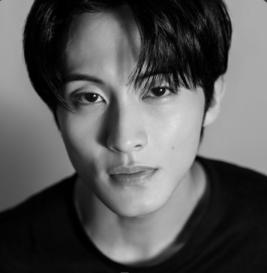 totheskybling's tweet photo. : น้องอัญรู้มั้ยว่าทำอะไรผิด
: หนูไม่ผิด ก็หนูไม่เห็นคุณ หนูก็เลยตามหาคุณ
: แล้วเห็นมั้ยว่ามันอันตราย ถ้าเป็นอะไรขึ้นมาฉันจะทำยังไง
: ก็ไม่เห็นต้องทำอะไรนี่ หนูก็อยู่ตรงนี้แล้วไง ไม่เป็นอะไรซะหน่อย 
: แล้วถ้าฉันหาเธอไม่เจอล่ะ
: ...
: เคยคิดบ้างไหมว่าฉันจะเสียใจมากแค่ไหน
: ถ้าหนูหายไปคุณจะเสียใจเลยเหรอ
: ...
: แต่หนูคิดว่ายังไงคุณก็จะตามหาหนูเจอ
: มั่นใจขนาดนั้นเลยเหรอ
: อื้อ ก็เพราะคุณเป็นคุณนี่นา
: จริง ๆ เลยนะ ดื้อแล้วยังจะเถียงเก่งอีก
: ก็หนูพูดเรื่องจริง แต่ว่าตอนนี้น้าาา...หนูหิวมากเลย ท้องหนูมันร้องจ๊อก ๆ แล้ว คุณได้ยินมั้ย ฟังสิ ๆ หนูกินคุณได้ทั้งตัวด้วยซ้ำเลยนะ!
: กินฉันได้ทั้งตัวเลยเหรอ
: อื้อ
: มันเขี้ยวซะจริง หนูอย่างนั้นอย่างนี้ งั้นหนูมานี่หน่อยครับ มานั่งตรงนี้ 
: นั่งตักคุณเหรอ?
: ทำไมล่ะ ไม่กล้าหรือไง เห็นกล้าไปซะหมดทุกอย่าง
: ถ้าหนูนั่งแล้วคุณจะเลิกดุหนูรึเปล่า
: ไม่รับปาก
: คุณอะ!
: ฉันก็แค่อยากกอดเธอไว้ อย่าหายไปแบบนี้อีกนะ ฉันใจไม่ดีเลย
: คุณใจไม่ดีจริง ๆ เหรอ
: อือ
: ขนาดนั้นเลย?
: มากกว่าที่เธอคิดอีก
: หนูไม่รู้เลย
: ก็เพราะเธอเอาแต่คิดว่าตัวเองไม่เป็นอะไร แบบนี้ไงล่ะ
: ...หนูขอโทษ
: คราวนี้รู้หรือยังว่าทำอะไรผิด
: รู้แล้ว...หนูทำให้คุณเป็นห่วง
: ใช่
: แต่หนูไม่ได้ตั้งใจนะ
: ฉันรู้
: งื้อ...คุณยังโกรธหนูอยู่มั้ย
: ยังงอนอยู่...นิดหน่อย
: ง้อได้มั้ย
: แล้วจะง้อยังไง
: กอดคุณคืนหนึ่งที...ได้รึเปล่า
: ทีเดียวพอเหรอ
: สองที?
: ไม่พอ
: สามที!
: ก็ยังไม่พออยู่ดี
: แล้วต้องกอดกี่ทีถึงจะหายงอน
: กอดจนกว่าฉันจะเชื่อว่าเธอจะไม่หายไปอีก
: งั้นหนูจะกอดคุณทุกวันเลย
: จำคำตัวเองไว้นะ
: จำสิ หนูพูดคำไหนคำนั้นอยู่แล้ว