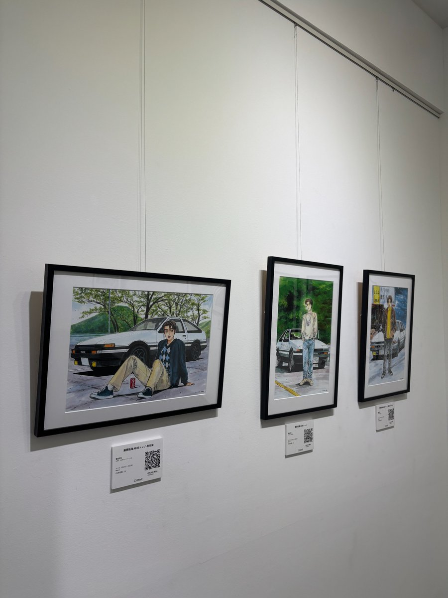 gaaat_art's tweet photo. 【いよいよ明日、福岡へ。】

『頭文字D』 Art Exhibition by GAAAT
明日より福岡会場がスタートいたします。

秋名の下り最速伝説。
数々の名勝負。
そして多くのファンの心に残り続ける名シーンを、メタルキャンバスアートとして展示・販売。

コミックを通して感じた熱狂を、アートという形でお楽しみいただけます。

皆様のご来場をお待ちしております。

詳細はこちら：https://t.co/M4TYzRqEWR
※16日（木）休廊日となります。