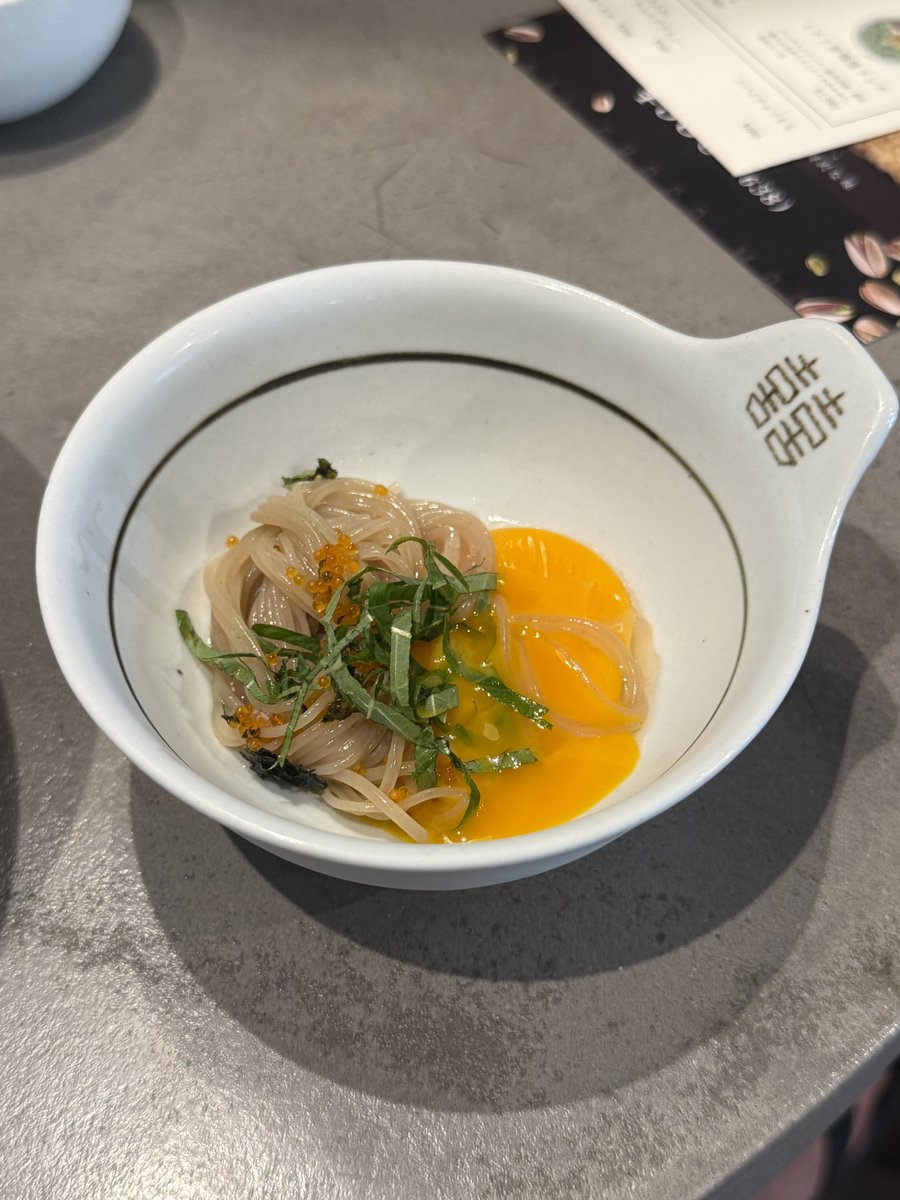 ralumu_00's tweet photo. エゴマセウジャン冷麺て‼️恵比寿で予約無しで入れるこの店がヤバい。プリップリのセウジャンが三尾も入ってて卵黄つけて食べるの……早くまた食べたい🤤 https://t.co/xFWXFWwzCA