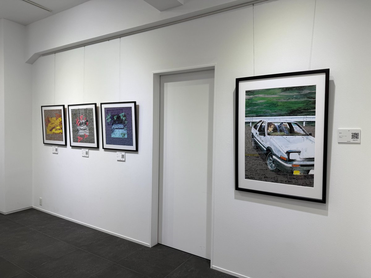 gaaat_art's tweet photo. 【いよいよ明日、福岡へ。】

『頭文字D』 Art Exhibition by GAAAT
明日より福岡会場がスタートいたします。

秋名の下り最速伝説。
数々の名勝負。
そして多くのファンの心に残り続ける名シーンを、メタルキャンバスアートとして展示・販売。

コミックを通して感じた熱狂を、アートという形でお楽しみいただけます。

皆様のご来場をお待ちしております。

詳細はこちら：https://t.co/M4TYzRqEWR
※16日（木）休廊日となります。