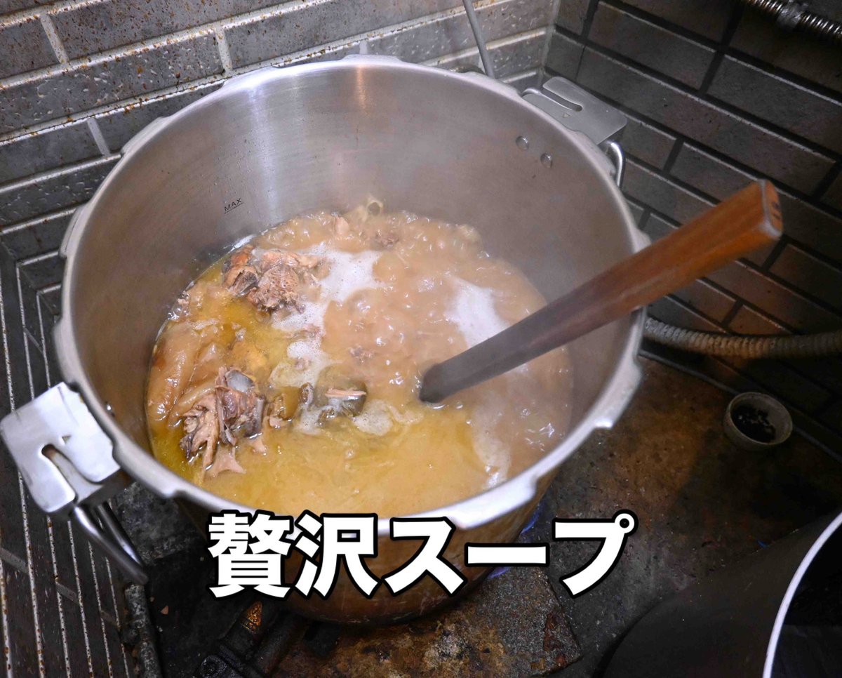 mori_futoshi's tweet photo. 辛いだけではない。うまみとしびれもある。絶妙のバランスで濃厚鶏白湯スープと融合し、独特のスパイスラーメンに仕上がっている。大阪府池田市の「麺屋　女王蜂」。辛党の方はぜひ。英語版の記事を発信しました。

https://t.co/biJpjVVFWI

#女王蜂 #大阪らーめん #辛いらーめん #池田ぐるめ https://t.co/y1hwce76ym