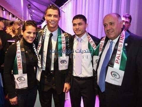LaMasia_idn's tweet photo. Jadi, timeline riuh setelah match semalam karena:

- Banyak keputusan wasit menguntungkan Argentina.
Gue setuju, ini sering terjadi di dunia sepakbola. Layak jadi perdebatan di timeline

- Fans Argentina bentangkan bendera Israel
Ini ga kaget, karena Argentina termasuk negara yang menolak kemerdekaan Palestina.

- Messi pro zionist.
Ini yang salah, Messi itu hanya fokus ke sepakbola dan kemanusiaan, silahkan riset sendiri.

Pada akhirnya, kalian di timeline yang ribut2 hanya percaya berita yang sesuai kebencian kalian aja.

Ada berita hoax menyudutkan Messi, dianggap benar. Ada berita hoax menyudutkan Ronaldo, dianggap benar. Tanpa cari tahu lebih dalam kebenarannya. 
Padahal mereka berdua ini sisi kemanusiaannya tinggi.

Giliran dikasih tau yang bener, malah denial. Kekeuh saling ngehate. Ya capek juga lah.
Mending banterannya cukup seputar bola aja deh😂