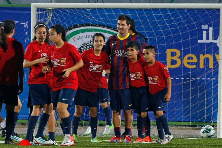 LaMasia_idn's tweet photo. Jadi, timeline riuh setelah match semalam karena:

- Banyak keputusan wasit menguntungkan Argentina.
Gue setuju, ini sering terjadi di dunia sepakbola. Layak jadi perdebatan di timeline

- Fans Argentina bentangkan bendera Israel
Ini ga kaget, karena Argentina termasuk negara yang menolak kemerdekaan Palestina.

- Messi pro zionist.
Ini yang salah, Messi itu hanya fokus ke sepakbola dan kemanusiaan, silahkan riset sendiri.

Pada akhirnya, kalian di timeline yang ribut2 hanya percaya berita yang sesuai kebencian kalian aja.

Ada berita hoax menyudutkan Messi, dianggap benar. Ada berita hoax menyudutkan Ronaldo, dianggap benar. Tanpa cari tahu lebih dalam kebenarannya. 
Padahal mereka berdua ini sisi kemanusiaannya tinggi.

Giliran dikasih tau yang bener, malah denial. Kekeuh saling ngehate. Ya capek juga lah.
Mending banterannya cukup seputar bola aja deh😂