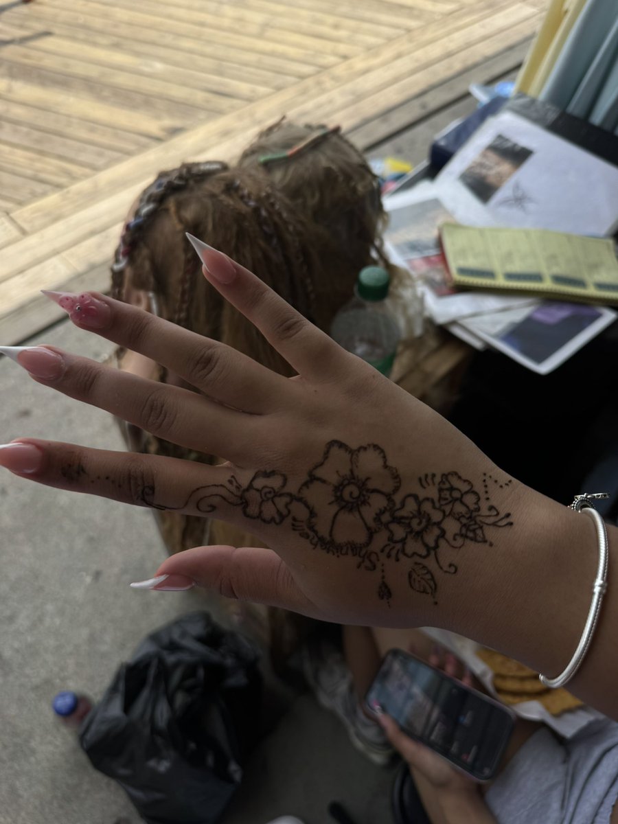overlycoolcb's tweet photo. loved my henna so bad that i started to  consider a hand tattoo😍 https://t.co/14zQA63ais