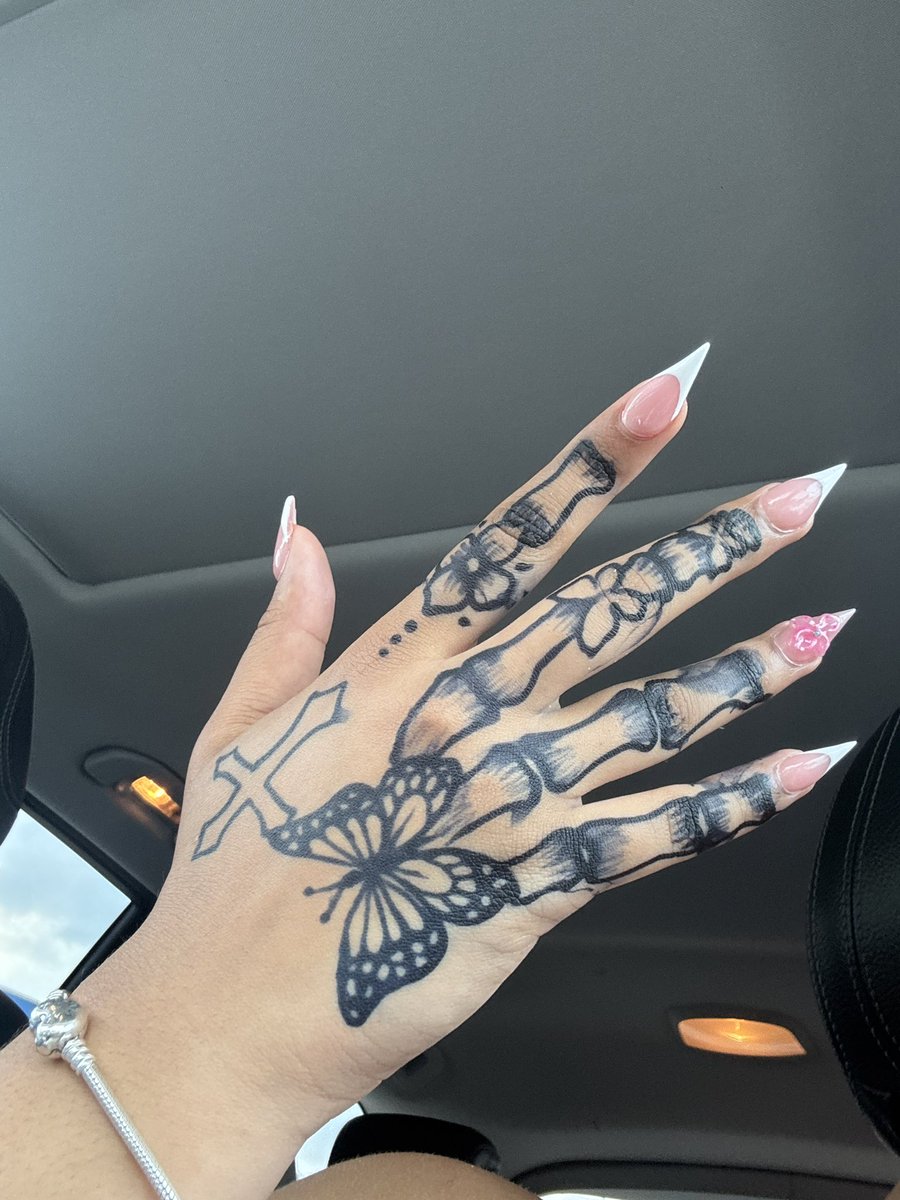 overlycoolcb's tweet photo. loved my henna so bad that i started to  consider a hand tattoo😍 https://t.co/14zQA63ais
