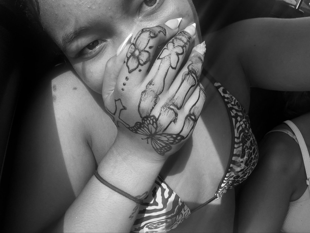 overlycoolcb's tweet photo. loved my henna so bad that i started to  consider a hand tattoo😍 https://t.co/14zQA63ais