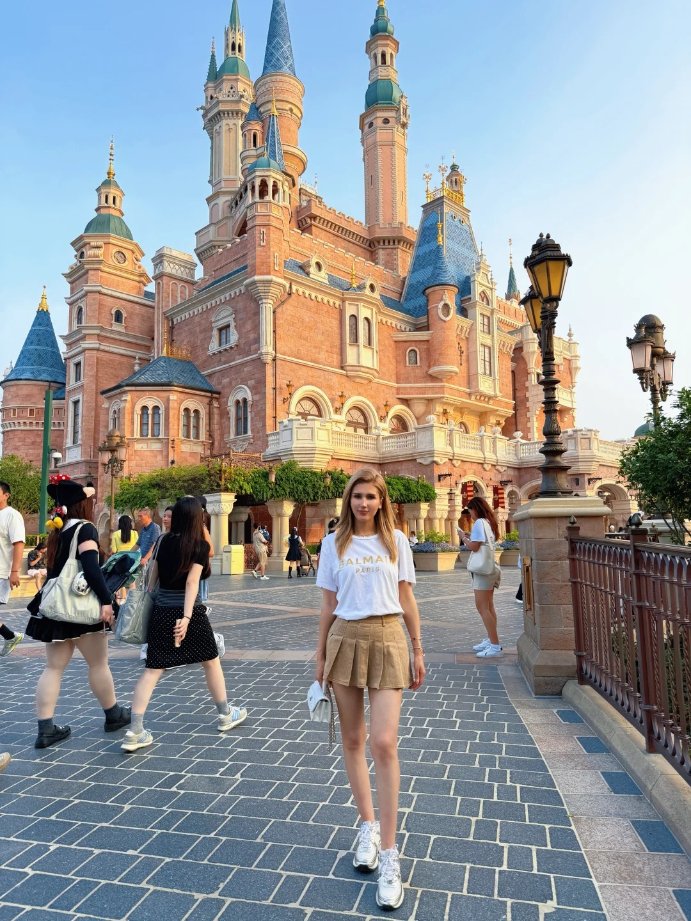 Mirandaaa599's tweet photo. Today, I'm a Disney princess. https://t.co/KpW04aFOx2