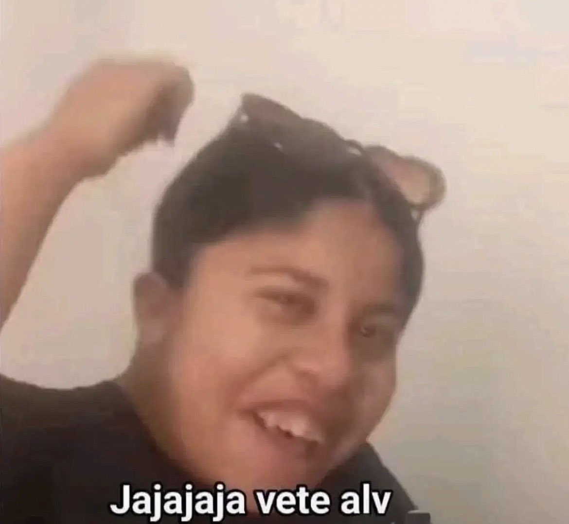 elmoriso's tweet photo. eh Lolita, deja a Velvetine. Con Velve NO 
 #SLM2 https://t.co/U0iP6wUEzp
