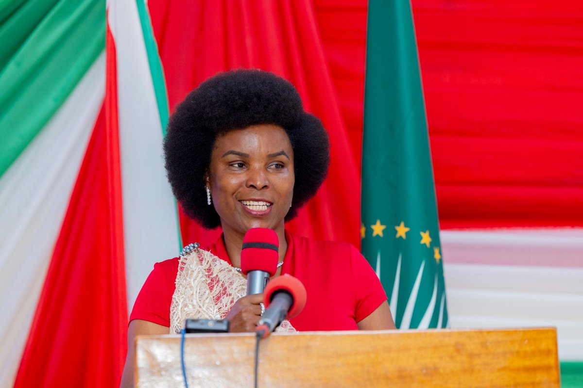 sinrenovat's tweet photo. 🇧🇮 Le rayonnement international de la Première Dame Angeline Ndayishimiye s'affirme à New York et à Londres.

En l'espace de deux jours, la Première Dame du Burundi, Son Excellence  @Burundi1stLady , sera à l'honneur sur deux grandes scènes internationales. 
Le 8 juillet 2026, les Nations Unies lui décerneront, au nom de la @action_bonne , le Prix des Nations Unies pour la Population 2026 dans la catégorie « Institution ». Le lendemain, le 9 juillet, elle se rendra à Londres où elle recevra le Global Health Award 2026. Ces deux distinctions viendront saluer les efforts qu'elle déploie depuis plusieurs années en faveur de la santé, du développement social et de l'amélioration des conditions de vie des populations les plus vulnérables.

La cérémonie prévue au siège des Nations Unies à New York marquera une étape importante dans la reconnaissance internationale de la Fondation Bonne Action Umugiraneza.
 En lui attribuant cette prestigieuse récompense, les Nations Unies mettront en lumière son action en faveur de la santé maternelle et infantile, de la prise en charge des femmes souffrant de fistules obstétricales, de l'accompagnement des personnes vulnérables, de l'éducation et du bien-être des communautés.

Depuis sa création, la Fondation a gagné la confiance de nombreux partenaires grâce aux actions concrètes qu'elle mène sur le terrain. Elle apporte un soutien à des milliers de personnes et contribue à améliorer les conditions de vie des couches les plus vulnérables.

Après cette étape aux États-Unis, la Première Dame poursuivra sa mission au Royaume-Uni. À Londres, elle recevra le Global Health Award 2026, une distinction qui récompensera son engagement constant en faveur de la santé publique et des actions humanitaires.

Ces nouvelles distinctions viendront enrichir une liste de reconnaissances déjà obtenues. En 2023, Son Excellence Angeline Ndayishimiye avait reçu, à titre personnel, le Prix des Nations Unies pour la Population en reconnaissance de son engagement en faveur de la santé reproductive, de la protection des femmes et des jeunes ainsi que de la lutte contre les violences basées sur le genre. 
Plus récemment, elle a également été distinguée pour son action en faveur de l'éducation des filles et de l'autonomisation des femmes.

Ces récompenses constituent aussi une reconnaissance du travail accompli par la Fondation Bonne Action Umugiraneza, ses partenaires et toutes les personnes qui s'investissent au service des plus démunis. Elles contribueront à renforcer l'image du Burundi sur la scène internationale.

Les grandes réussites sont souvent le fruit d'une vision commune, de la confiance et d'un soutien mutuel. Le parcours de la Première Dame s'inscrit dans cette dynamique, aux côtés de son époux, Son Excellence  @GeneralNeva , Président de la République du Burundi et Président en exercice de l'Union africaine. Ensemble, ils portent une vision fondée sur le développement humain, la solidarité et le bien-être des populations, des valeurs qui valent aujourd'hui au Burundi une reconnaissance grandissante sur la scène internationale.